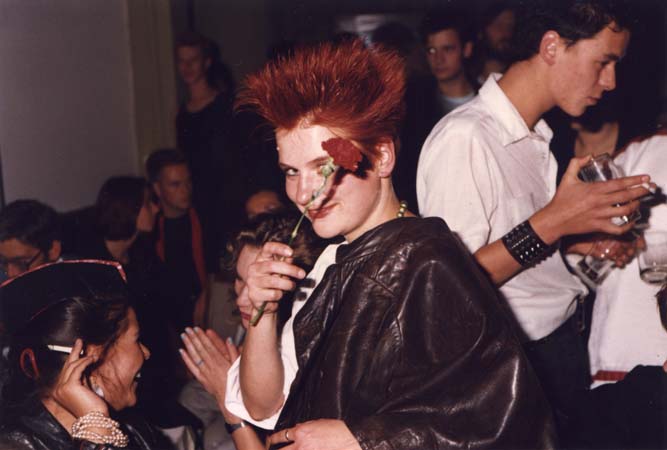 0130Claudia (mitte) Göhren(rechts)12.09.86 Club Weinbergsweg
